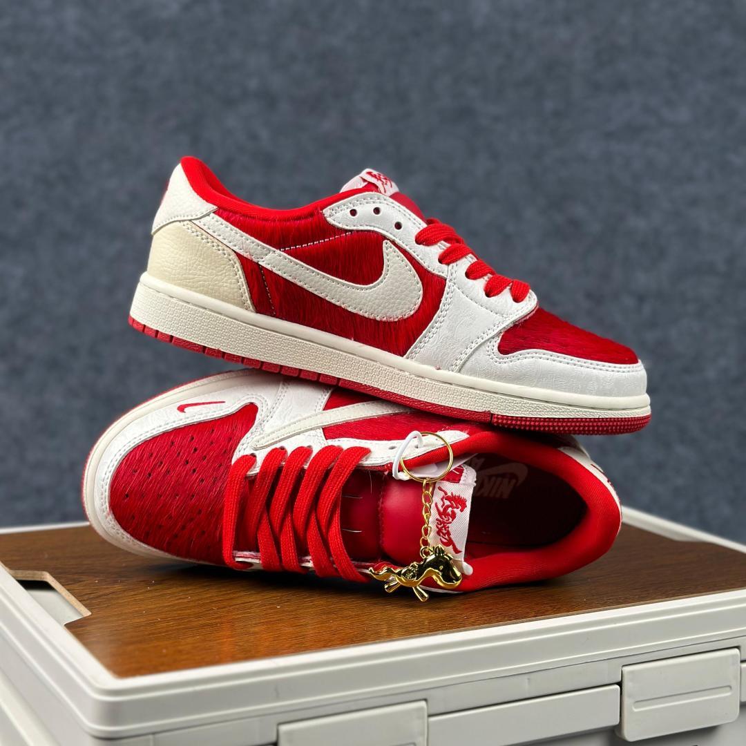 Travis Scott x Fragment Design x Air Jordan 1 Low SP AJ1 乔1马年限定联名 白红马毛 低帮文化休闲板鞋 XS2025-090-Top High Quatity Cheap Sneakers Fashion Clothing Clothes Bags handbags Shoes of all Brand wholesale With The best Quality And Beautiful Price from China Factory Chinese suppliers wholesaler seller Travis Scott x Fragment Design x Air Jordan 1 Low SP AJ1 乔1马年限定联名 白红马毛 低帮文化休闲板鞋 XS2025-090