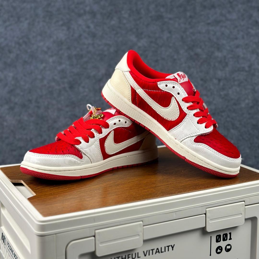 Travis Scott x Fragment Design x Air Jordan 1 Low SP AJ1 乔1马年限定联名 白红马毛 低帮文化休闲板鞋 XS2025-090-Top High Quatity Cheap Sneakers Fashion Clothing Clothes Bags handbags Shoes of all Brand wholesale With The best Quality And Beautiful Price from China Factory Chinese suppliers wholesaler seller Travis Scott x Fragment Design x Air Jordan 1 Low SP AJ1 乔1马年限定联名 白红马毛 低帮文化休闲板鞋 XS2025-090