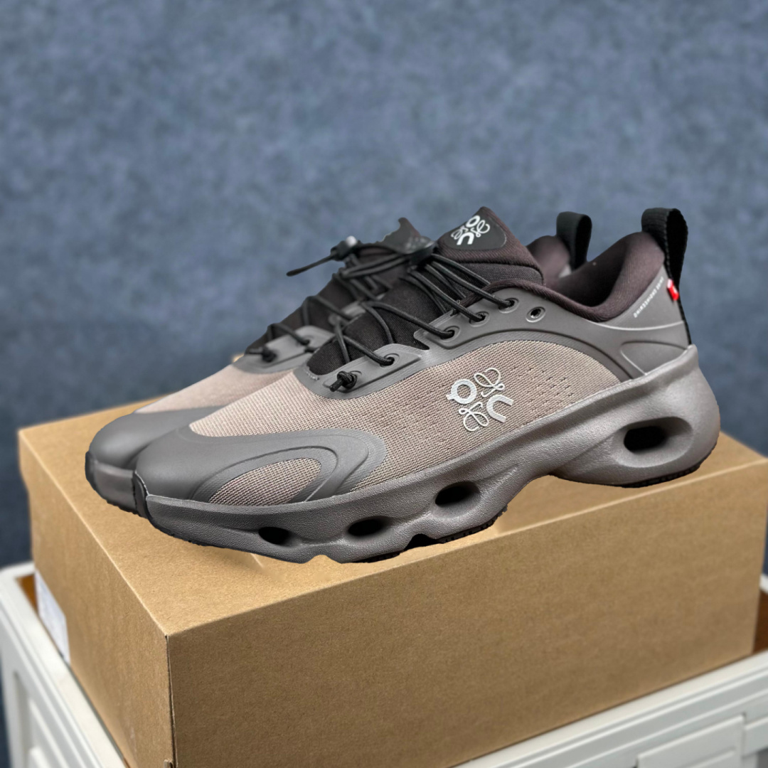 340 LOEWE罗意威 x ON昂跑 联名款 Cloudsolo系列 灰黑 36-46 3WF3060-Chinese UA Cheap High Quatity Brand Clothes Bags handbags Sneakers wholesale wholesaler seller from China Factory suppliers Fashion Clothing Shoes best Quality Beautiful Price 340 LOEWE罗意威 x ON昂跑 联名款 Cloudsolo系列 灰黑 36-46 3WF3060