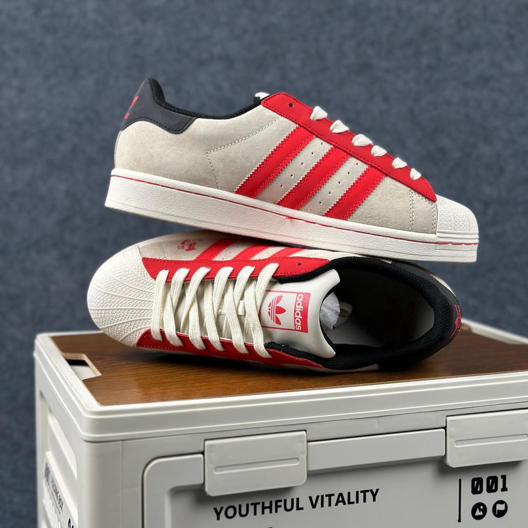 240 adidas Super2026 丙午马年限定款 码 SD6831 采用浅灰麂皮 红色皮革-Chinese UA Cheap High Quatity Brand Clothes Bags handbags Sneakers wholesale wholesaler seller from China Factory suppliers Fashion Clothing Shoes best Quality Beautiful Price 240 adidas Super2026 丙午马年限定款 码 SD6831 采用浅灰麂皮 红色皮革