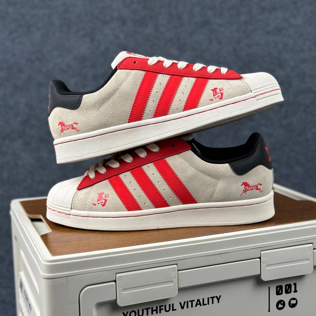240 adidas Super2026 丙午马年限定款 码 SD6831 采用浅灰麂皮 红色皮革-Chinese UA Cheap High Quatity Brand Clothes Bags handbags Sneakers wholesale wholesaler seller from China Factory suppliers Fashion Clothing Shoes best Quality Beautiful Price 240 adidas Super2026 丙午马年限定款 码 SD6831 采用浅灰麂皮 红色皮革