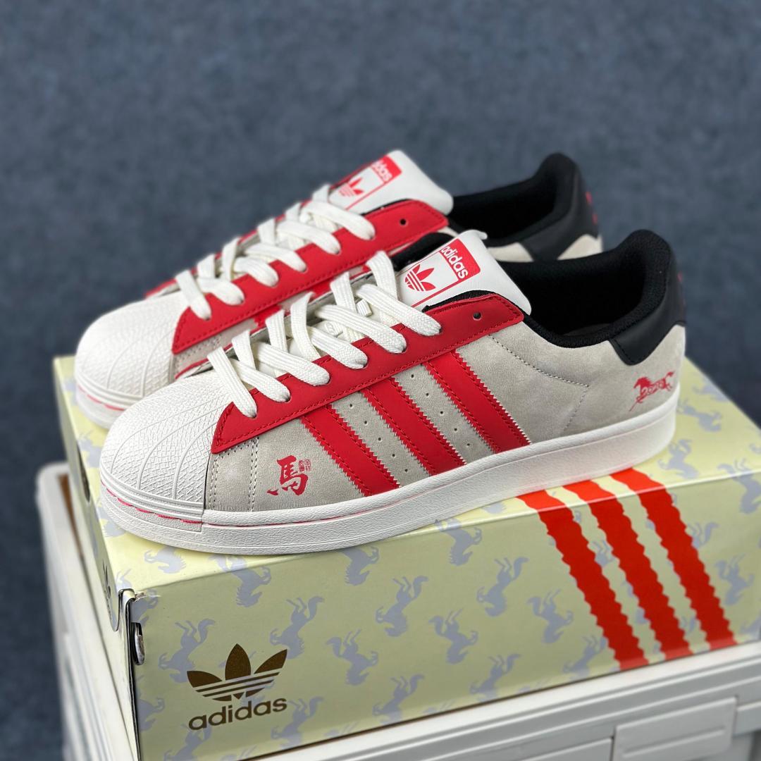240 adidas Super2026 丙午马年限定款 码 SD6831 采用浅灰麂皮 红色皮革-Chinese UA Cheap High Quatity Brand Clothes Bags handbags Sneakers wholesale wholesaler seller from China Factory suppliers Fashion Clothing Shoes best Quality Beautiful Price 240 adidas Super2026 丙午马年限定款 码 SD6831 采用浅灰麂皮 红色皮革