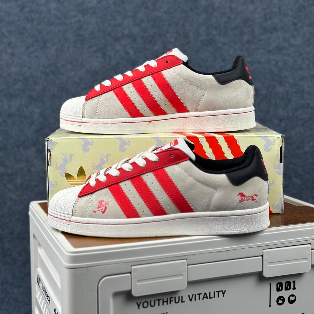 240 adidas Super2026 丙午马年限定款 码 SD6831 采用浅灰麂皮 红色皮革-Chinese UA Cheap High Quatity Brand Clothes Bags handbags Sneakers wholesale wholesaler seller from China Factory suppliers Fashion Clothing Shoes best Quality Beautiful Price 240 adidas Super2026 丙午马年限定款 码 SD6831 采用浅灰麂皮 红色皮革