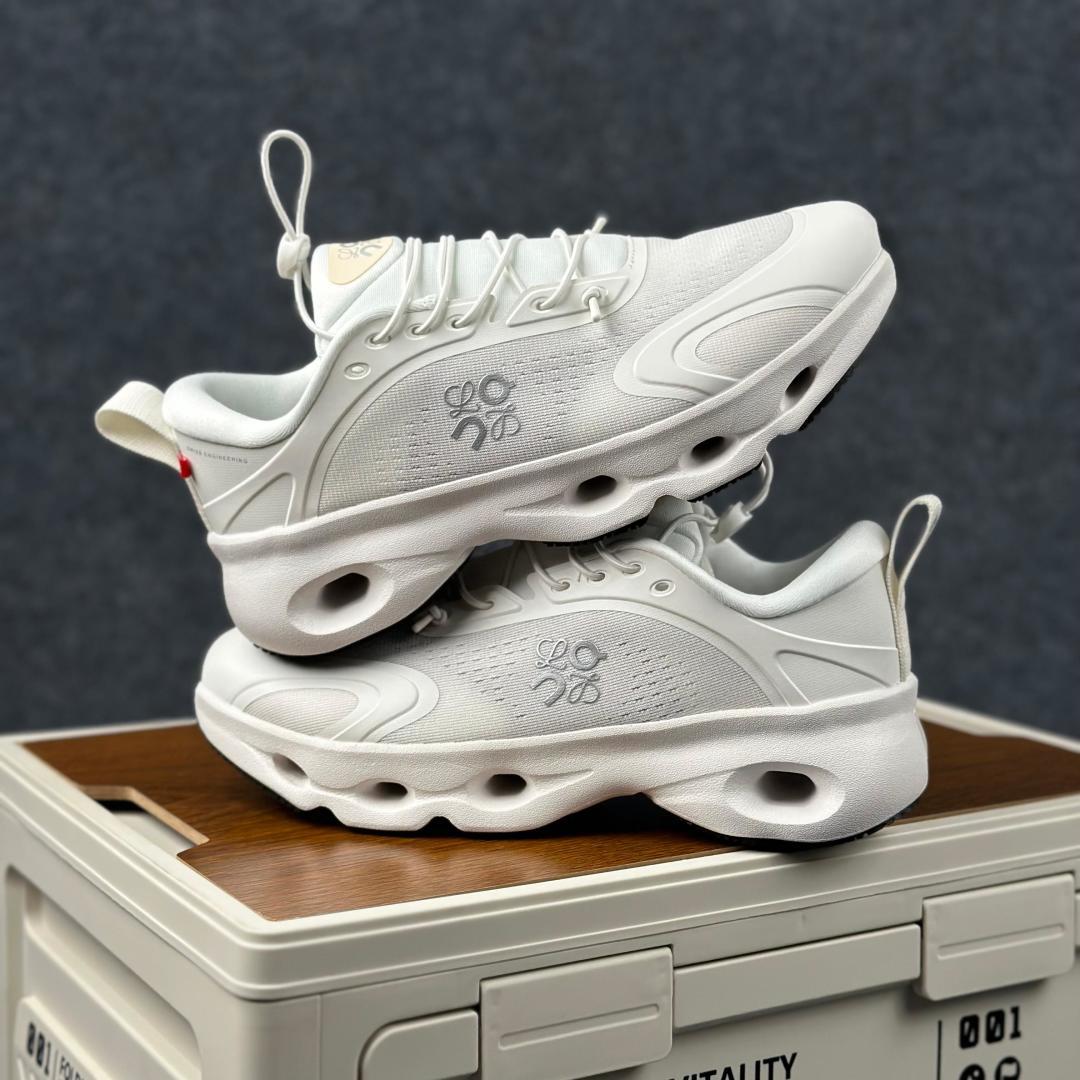 LOEWE罗意威 x ON昂跑 联名款 Cloudsolo系列 白色 36-46 3WF3060-Top High Quatity Cheap Sneakers Fashion Clothing Clothes Bags handbags Shoes of all Brand wholesale With The best Quality And Beautiful Price from China Factory Chinese suppliers wholesaler seller LOEWE罗意威 x ON昂跑 联名款 Cloudsolo系列 白色 36-46 3WF3060