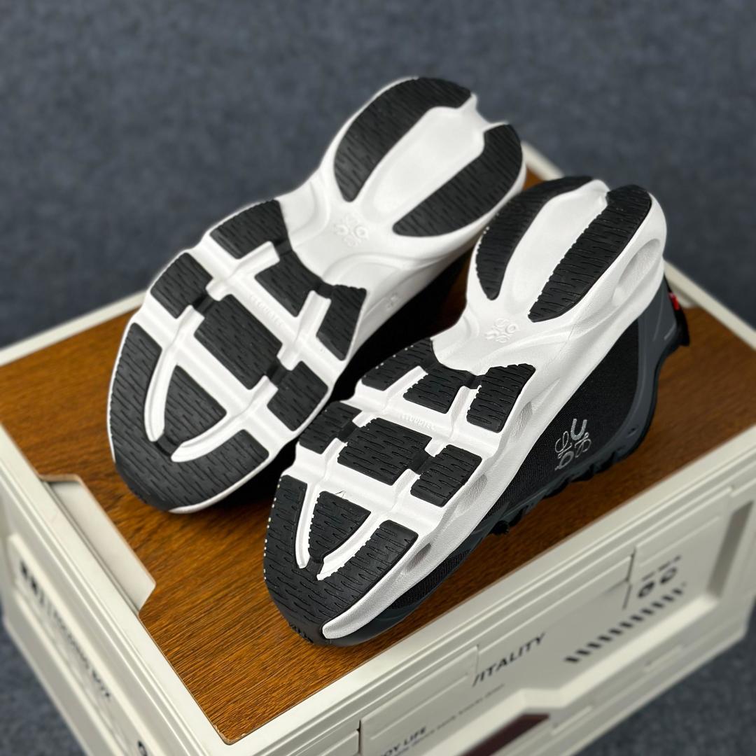 LOEWE罗意威 x ON昂跑 联名款 Cloudsolo系列 黑白 36-46 3WF3060
