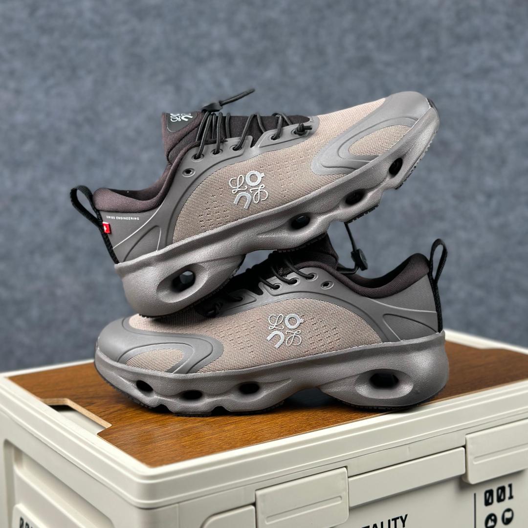 340 LOEWE罗意威 x ON昂跑 联名款 Cloudsolo系列 灰黑 36-46 3WF3060-Chinese UA Cheap High Quatity Brand Clothes Bags handbags Sneakers wholesale wholesaler seller from China Factory suppliers Fashion Clothing Shoes best Quality Beautiful Price 340 LOEWE罗意威 x ON昂跑 联名款 Cloudsolo系列 灰黑 36-46 3WF3060