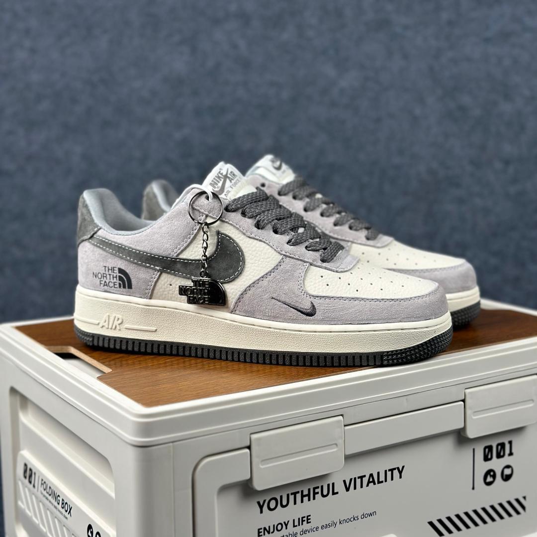 260 AIR FORCE 1 北面联名机能风 KL1688-005 机能潮酷 低调炸街款来袭 灰黑撞色麂皮拼接质感拉满-Chinese UA Cheap High Quatity Brand Clothes Bags handbags Sneakers wholesale wholesaler seller from China Factory suppliers Fashion Clothing Shoes best Quality Beautiful Price 260 AIR FORCE 1 北面联名机能风 KL1688-005 机能潮酷 低调炸街款来袭 灰黑撞色麂皮拼接质感拉满
