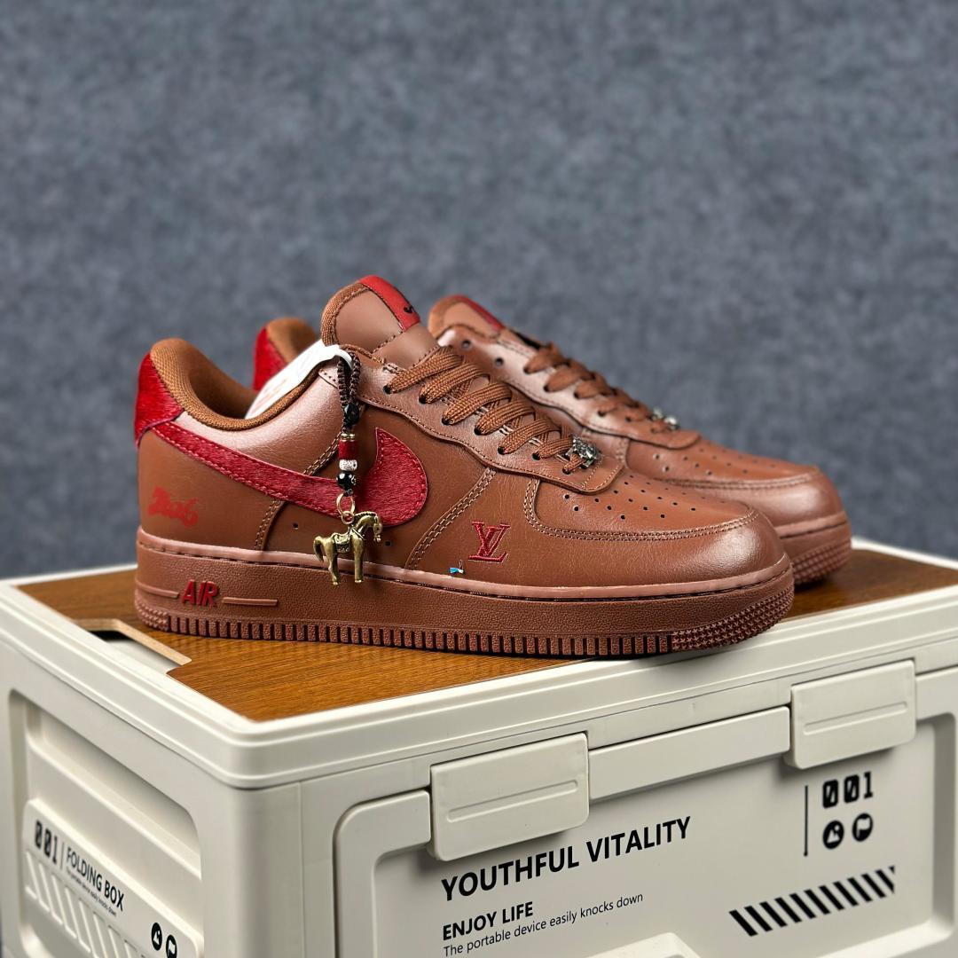 260 NIke Air Force 1 '07 Low “马年联名--栗红檀棕” XY9025-002-Chinese UA Cheap High Quatity Brand Clothes Bags handbags Sneakers wholesale wholesaler seller from China Factory suppliers Fashion Clothing Shoes best Quality Beautiful Price 260 NIke Air Force 1 '07 Low “马年联名--栗红檀棕” XY9025-002