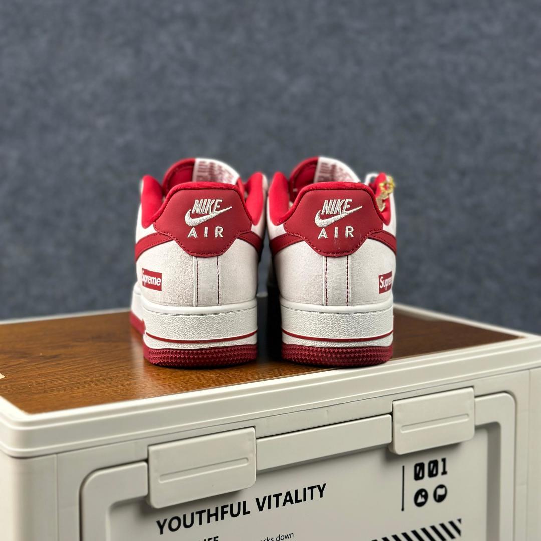 马年限定 AF1潮翻街头AIR FORCE 1 JP2026-133 经典空军一号鞋型搭载Supreme联名标识-Top High Quatity Cheap Sneakers Fashion Clothing Clothes Bags handbags Shoes of all Brand wholesale With The best Quality And Beautiful Price from China Factory Chinese suppliers wholesaler seller 马年限定 AF1潮翻街头AIR FORCE 1 JP2026-133 经典空军一号鞋型搭载Supreme联名标识