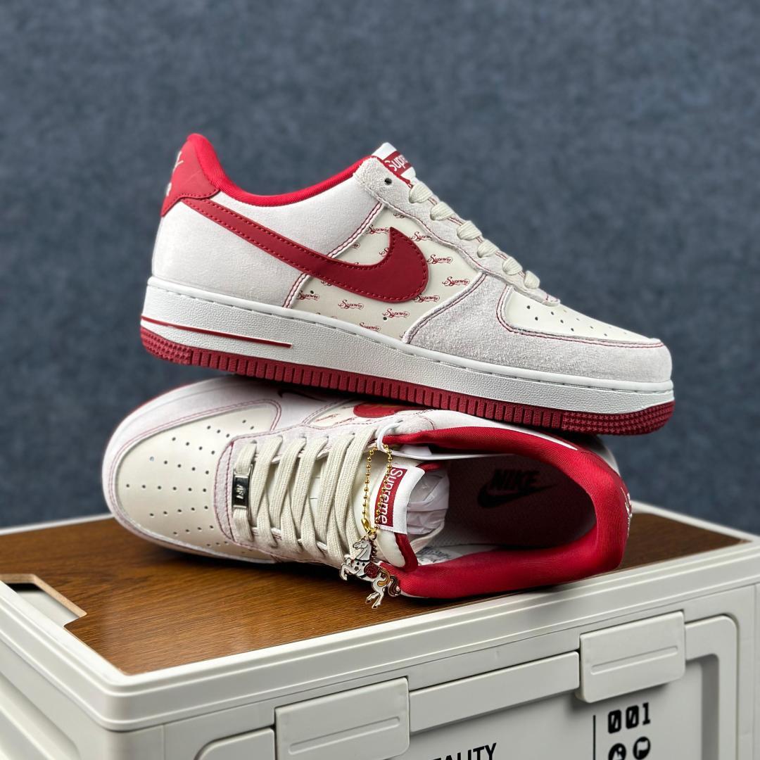 马年限定 AF1潮翻街头AIR FORCE 1 JP2026-133 经典空军一号鞋型搭载Supreme联名标识-Top High Quatity Cheap Sneakers Fashion Clothing Clothes Bags handbags Shoes of all Brand wholesale With The best Quality And Beautiful Price from China Factory Chinese suppliers wholesaler seller 马年限定 AF1潮翻街头AIR FORCE 1 JP2026-133 经典空军一号鞋型搭载Supreme联名标识