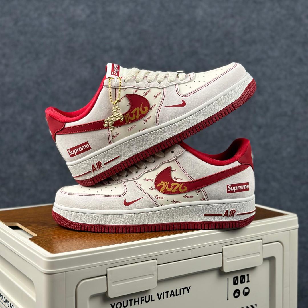 马年限定 AF1潮翻街头AIR FORCE 1 JP2026-133 经典空军一号鞋型搭载Supreme联名标识-Top High Quatity Cheap Sneakers Fashion Clothing Clothes Bags handbags Shoes of all Brand wholesale With The best Quality And Beautiful Price from China Factory Chinese suppliers wholesaler seller 马年限定 AF1潮翻街头AIR FORCE 1 JP2026-133 经典空军一号鞋型搭载Supreme联名标识