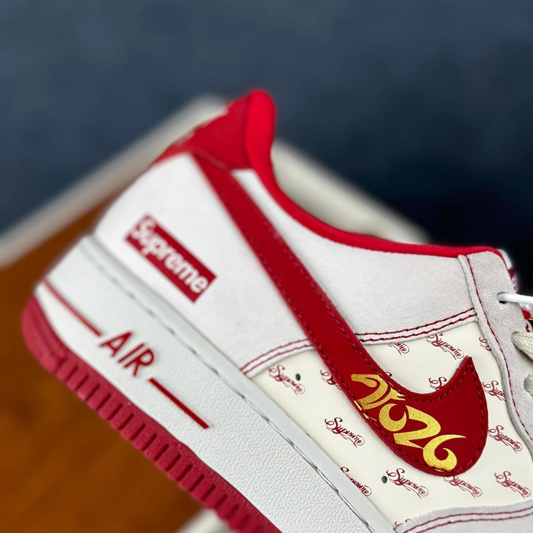马年限定 AF1潮翻街头AIR FORCE 1 JP2026-133 经典空军一号鞋型搭载Supreme联名标识-Top High Quatity Cheap Sneakers Fashion Clothing Clothes Bags handbags Shoes of all Brand wholesale With The best Quality And Beautiful Price from China Factory Chinese suppliers wholesaler seller 马年限定 AF1潮翻街头AIR FORCE 1 JP2026-133 经典空军一号鞋型搭载Supreme联名标识