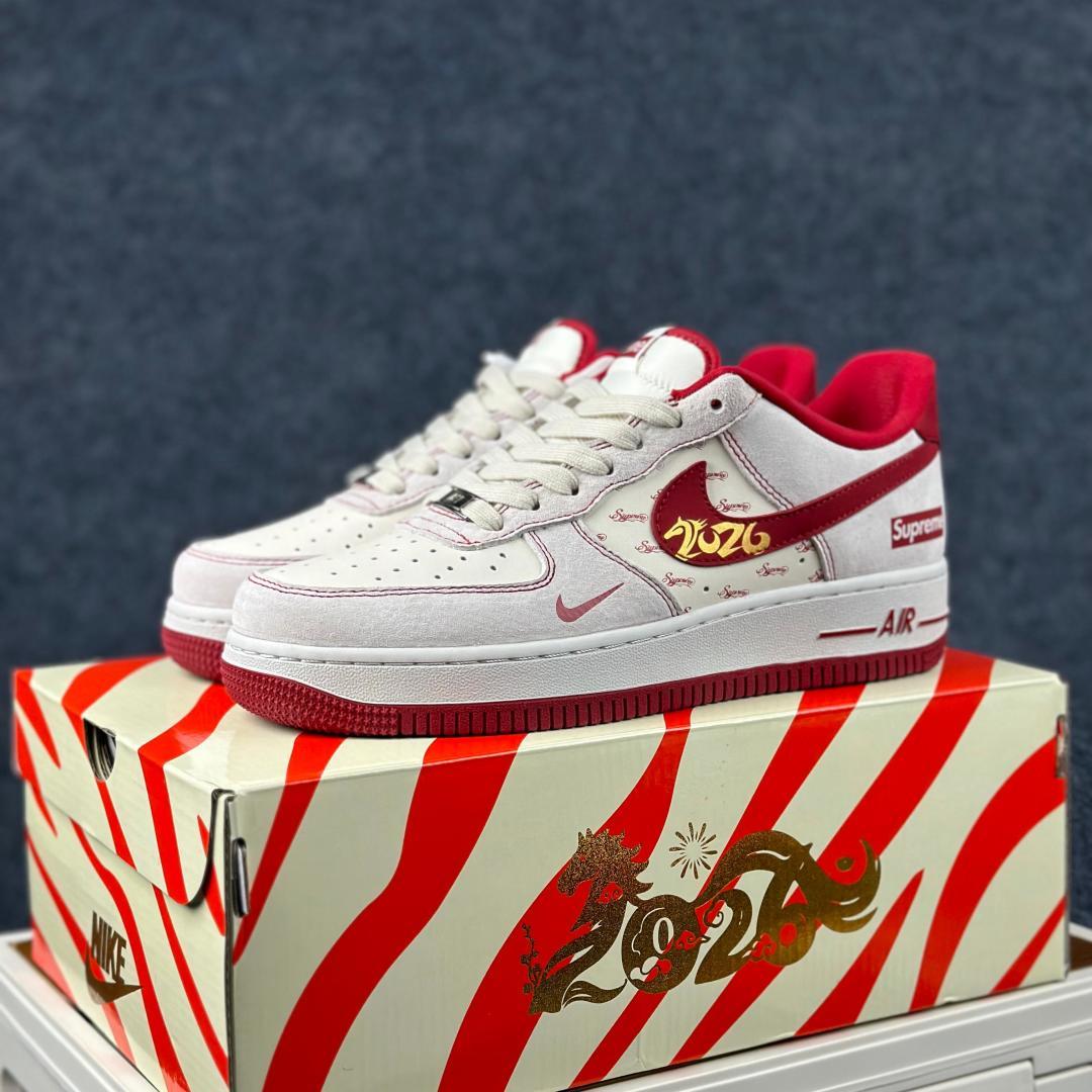 马年限定 AF1潮翻街头AIR FORCE 1 JP2026-133 经典空军一号鞋型搭载Supreme联名标识-Top High Quatity Cheap Sneakers Fashion Clothing Clothes Bags handbags Shoes of all Brand wholesale With The best Quality And Beautiful Price from China Factory Chinese suppliers wholesaler seller 马年限定 AF1潮翻街头AIR FORCE 1 JP2026-133 经典空军一号鞋型搭载Supreme联名标识