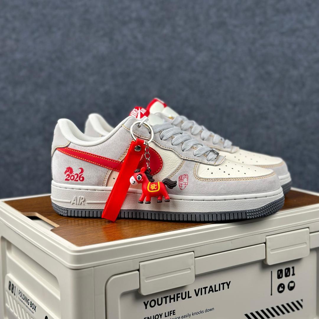 260 马到成功 AF1气场拉满AIR FORCE 1 HT5088-631 空军一号鞋型融合马年“马到成功”主题 灰白红