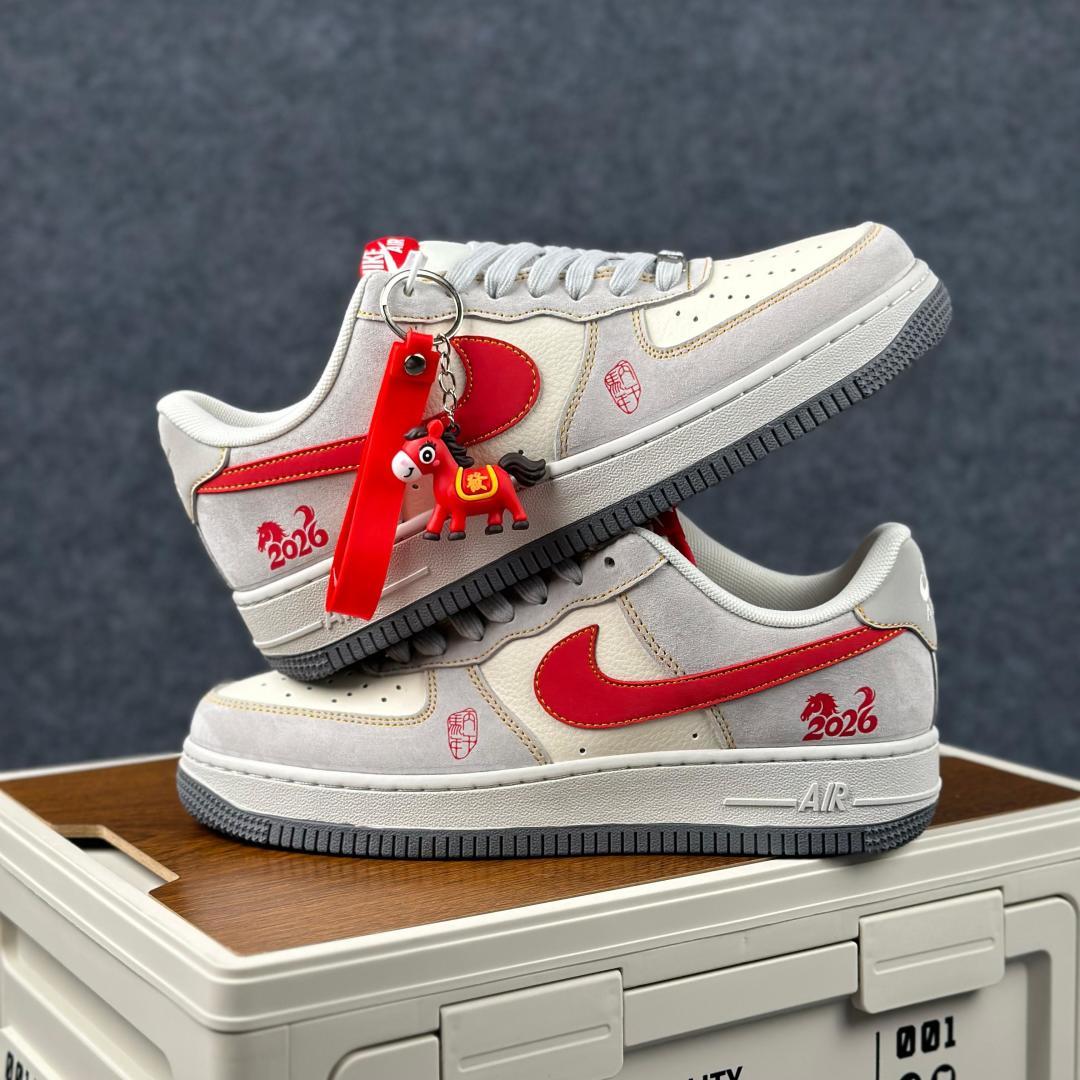 260 马到成功 AF1气场拉满AIR FORCE 1 HT5088-631 空军一号鞋型融合马年“马到成功”主题 灰白红
