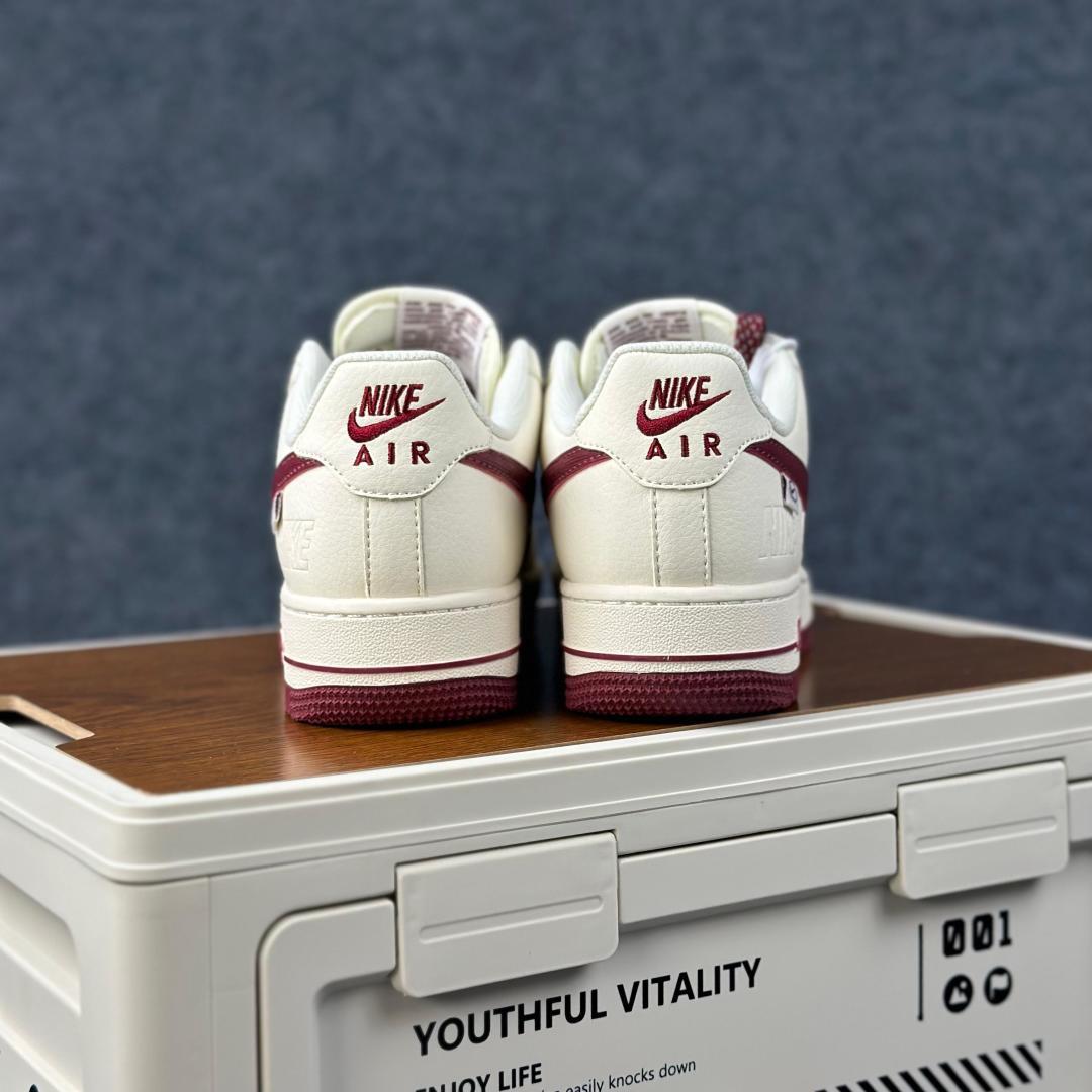 复古酒红 秒变潮神 AIR FORCE 1 SM6668-123 这款经典空军一号以米白为底-Top High Quatity Cheap Sneakers Fashion Clothing Clothes Bags handbags Shoes of all Brand wholesale With The best Quality And Beautiful Price from China Factory Chinese suppliers wholesaler seller 复古酒红 秒变潮神 AIR FORCE 1 SM6668-123 这款经典空军一号以米白为底