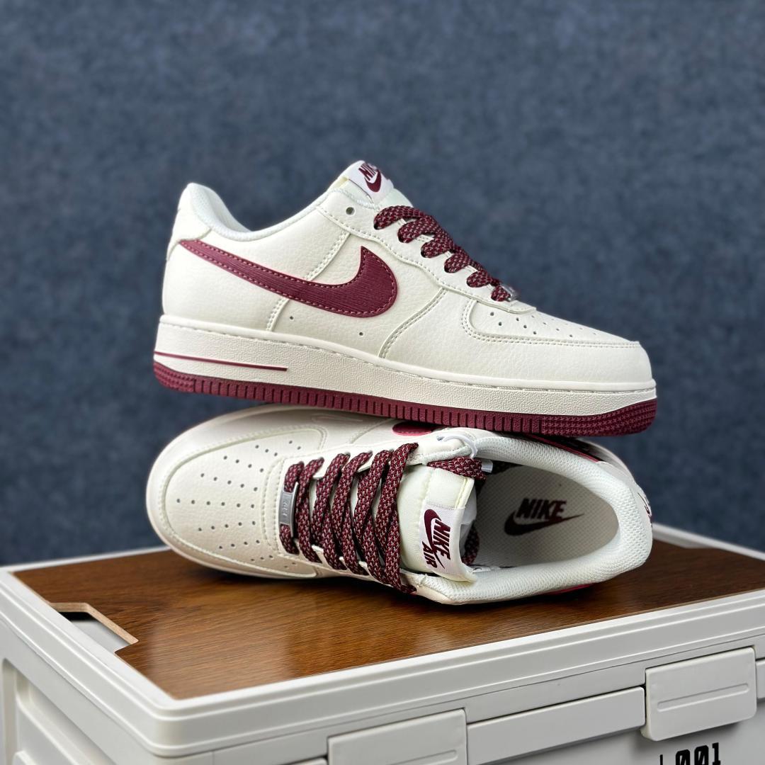 复古酒红 秒变潮神 AIR FORCE 1 SM6668-123 这款经典空军一号以米白为底-Top High Quatity Cheap Sneakers Fashion Clothing Clothes Bags handbags Shoes of all Brand wholesale With The best Quality And Beautiful Price from China Factory Chinese suppliers wholesaler seller 复古酒红 秒变潮神 AIR FORCE 1 SM6668-123 这款经典空军一号以米白为底