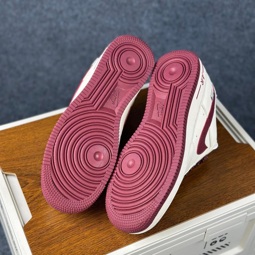 复古酒红 秒变潮神 AIR FORCE 1 SM6668-123 这款经典空军一号以米白为底-Top High Quatity Cheap Sneakers Fashion Clothing Clothes Bags handbags Shoes of all Brand wholesale With The best Quality And Beautiful Price from China Factory Chinese suppliers wholesaler seller 复古酒红 秒变潮神 AIR FORCE 1 SM6668-123 这款经典空军一号以米白为底