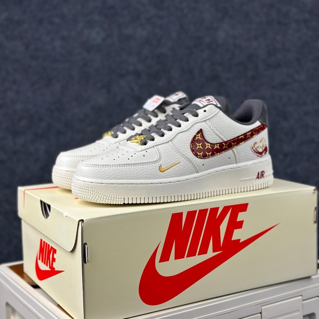 Nike Air Force 1'07 Low 马年联名 云白绛金 NH0601-507 SC版 空军一号低帮休闲板鞋-Top High Quatity Cheap Sneakers Fashion Clothing Clothes Bags handbags Shoes of all Brand wholesale With The best Quality And Beautiful Price from China Factory Chinese suppliers wholesaler seller Nike Air Force 1'07 Low 马年联名 云白绛金 NH0601-507 SC版 空军一号低帮休闲板鞋