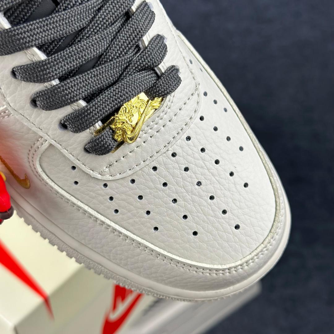 Nike Air Force 1'07 Low 马年联名 云白绛金 NH0601-507 SC版 空军一号低帮休闲板鞋-Top High Quatity Cheap Sneakers Fashion Clothing Clothes Bags handbags Shoes of all Brand wholesale With The best Quality And Beautiful Price from China Factory Chinese suppliers wholesaler seller Nike Air Force 1'07 Low 马年联名 云白绛金 NH0601-507 SC版 空军一号低帮休闲板鞋