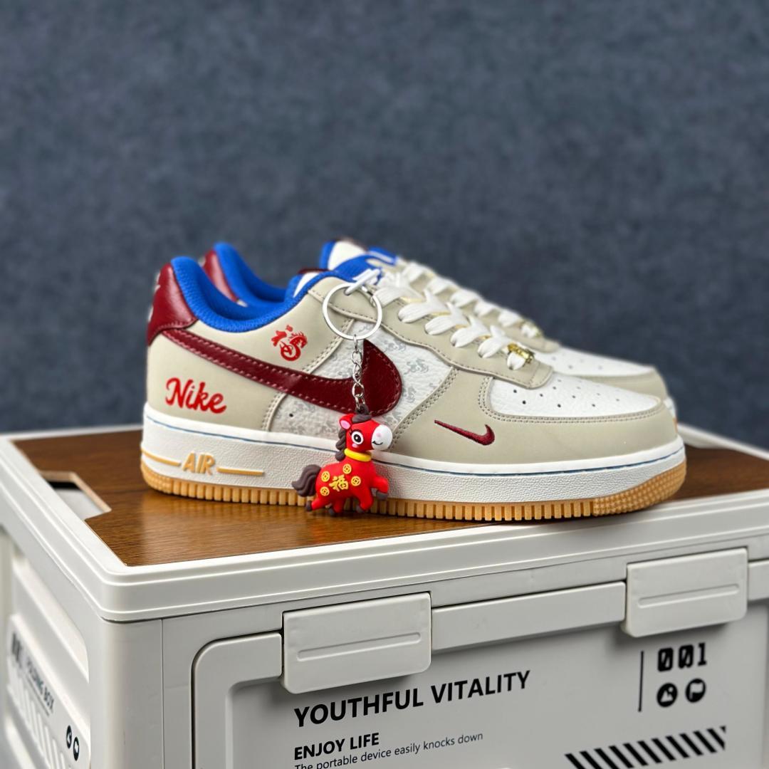 260 NIke Air Force 1 '07 Low “马年联名--云白赤霞” NH0601-519 空军一号低帮 运动鞋 休闲鞋-Chinese UA Cheap High Quatity Brand Clothes Bags handbags Sneakers wholesale wholesaler seller from China Factory suppliers Fashion Clothing Shoes best Quality Beautiful Price 260 NIke Air Force 1 '07 Low “马年联名--云白赤霞” NH0601-519 空军一号低帮 运动鞋 休闲鞋