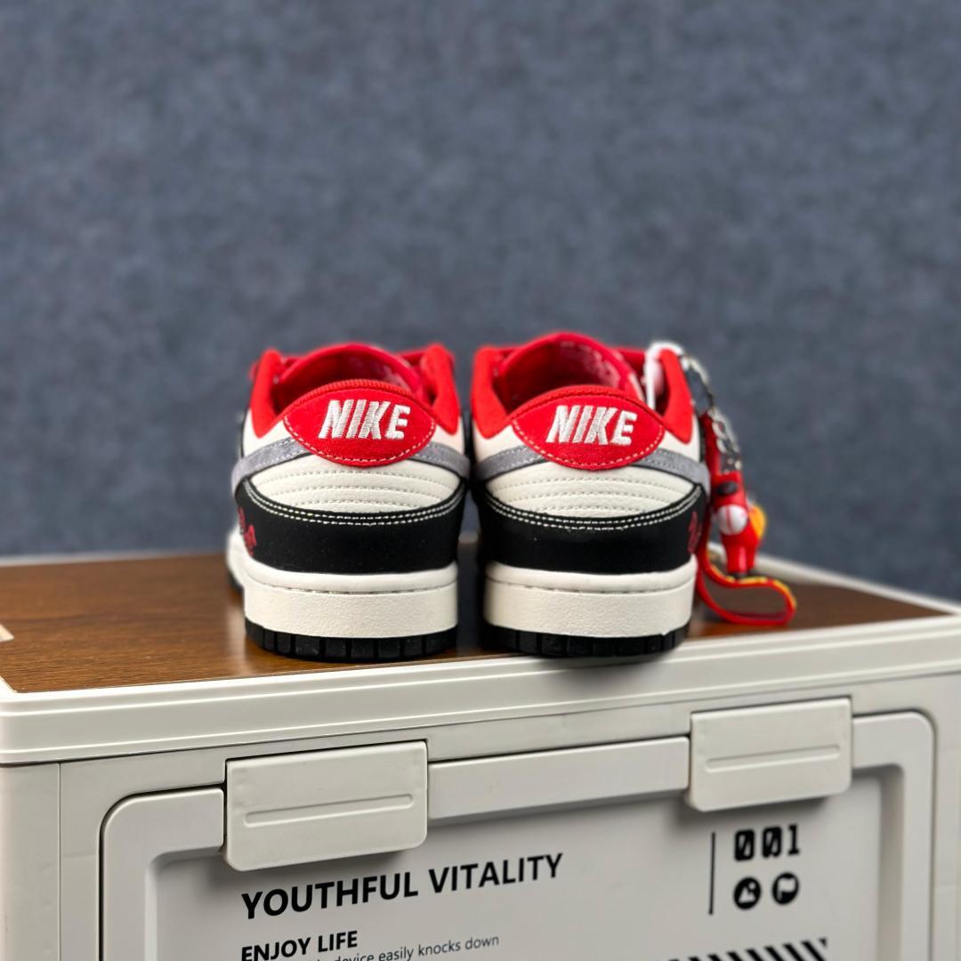 Nike SB Dunk Low 马年限定 黑灰麂皮 HG0026-004 耐克 高端定制 低帮休闲板鞋-Top High Quatity Cheap Sneakers Fashion Clothing Clothes Bags handbags Shoes of all Brand wholesale With The best Quality And Beautiful Price from China Factory Chinese suppliers wholesaler seller Nike SB Dunk Low 马年限定 黑灰麂皮 HG0026-004 耐克 高端定制 低帮休闲板鞋
