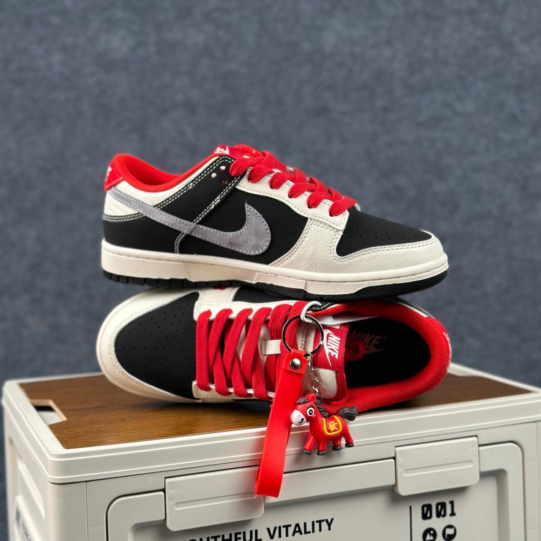 Nike SB Dunk Low 马年限定 黑灰麂皮 HG0026-004 耐克 高端定制 低帮休闲板鞋-Top High Quatity Cheap Sneakers Fashion Clothing Clothes Bags handbags Shoes of all Brand wholesale With The best Quality And Beautiful Price from China Factory Chinese suppliers wholesaler seller Nike SB Dunk Low 马年限定 黑灰麂皮 HG0026-004 耐克 高端定制 低帮休闲板鞋