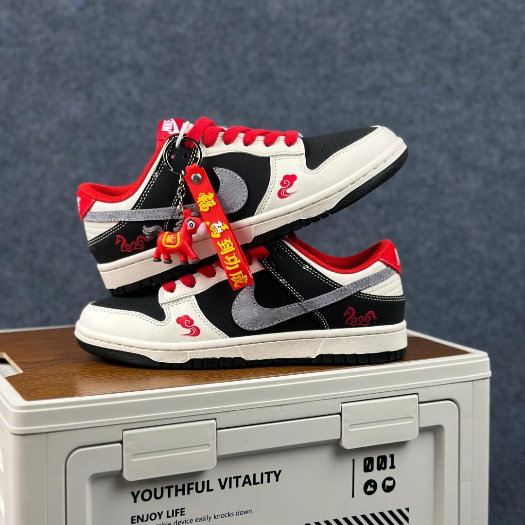 Nike SB Dunk Low 马年限定 黑灰麂皮 HG0026-004 耐克 高端定制 低帮休闲板鞋-Top High Quatity Cheap Sneakers Fashion Clothing Clothes Bags handbags Shoes of all Brand wholesale With The best Quality And Beautiful Price from China Factory Chinese suppliers wholesaler seller Nike SB Dunk Low 马年限定 黑灰麂皮 HG0026-004 耐克 高端定制 低帮休闲板鞋