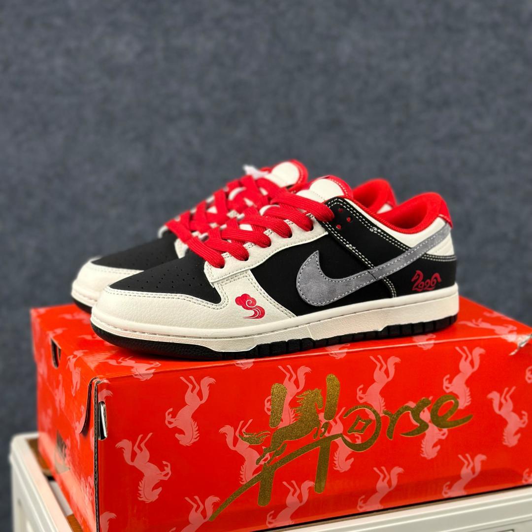 Nike SB Dunk Low 马年限定 黑灰麂皮 HG0026-004 耐克 高端定制 低帮休闲板鞋-Top High Quatity Cheap Sneakers Fashion Clothing Clothes Bags handbags Shoes of all Brand wholesale With The best Quality And Beautiful Price from China Factory Chinese suppliers wholesaler seller Nike SB Dunk Low 马年限定 黑灰麂皮 HG0026-004 耐克 高端定制 低帮休闲板鞋