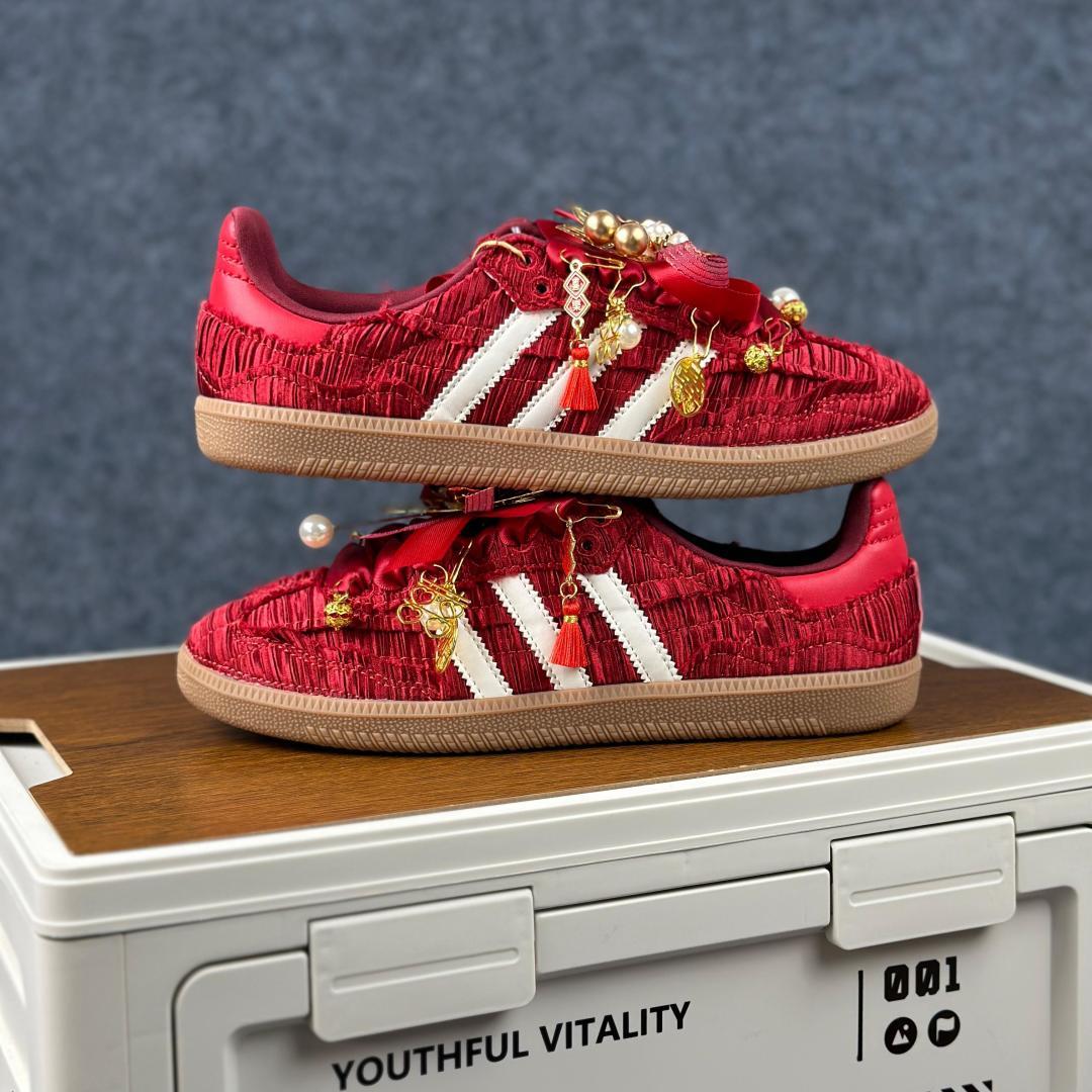 240 Adidas Sanba 囍庆中国风 中国风主题红白 国潮金玉良缘婚鞋 3-Chinese UA Cheap High Quatity Brand Clothes Bags handbags Sneakers wholesale wholesaler seller from China Factory suppliers Fashion Clothing Shoes best Quality Beautiful Price 240 Adidas Sanba 囍庆中国风 中国风主题红白 国潮金玉良缘婚鞋 3