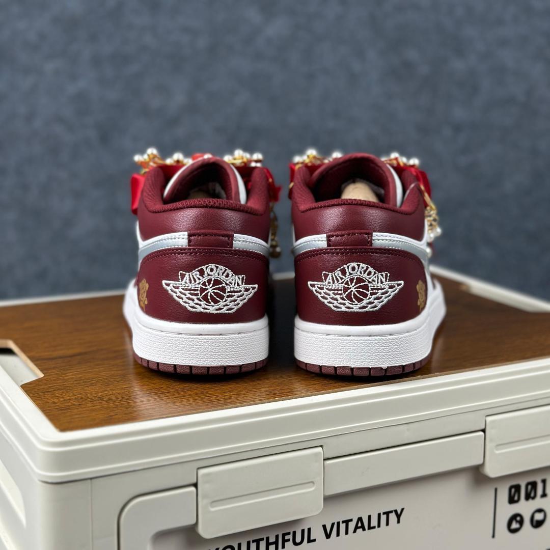 240 Air Jordan 1 Low AJ1 囍庆中国风 中国风主题红白 国潮金玉良缘婚鞋 553558-615-Chinese UA Cheap High Quatity Brand Clothes Bags handbags Sneakers wholesale wholesaler seller from China Factory suppliers Fashion Clothing Shoes best Quality Beautiful Price 240 Air Jordan 1 Low AJ1 囍庆中国风 中国风主题红白 国潮金玉良缘婚鞋 553558-615