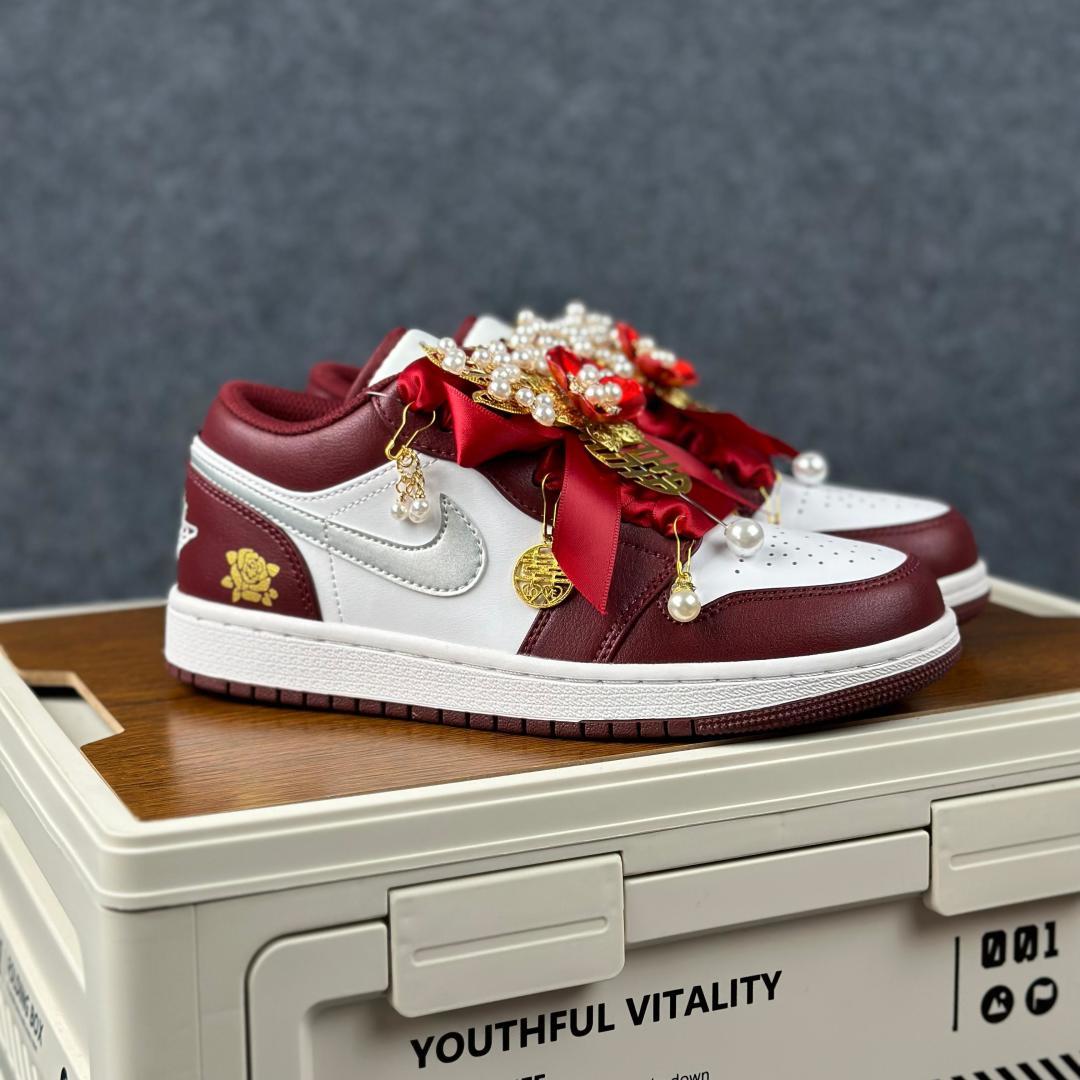 240 Air Jordan 1 Low AJ1 囍庆中国风 中国风主题红白 国潮金玉良缘婚鞋 553558-615-Chinese UA Cheap High Quatity Brand Clothes Bags handbags Sneakers wholesale wholesaler seller from China Factory suppliers Fashion Clothing Shoes best Quality Beautiful Price 240 Air Jordan 1 Low AJ1 囍庆中国风 中国风主题红白 国潮金玉良缘婚鞋 553558-615