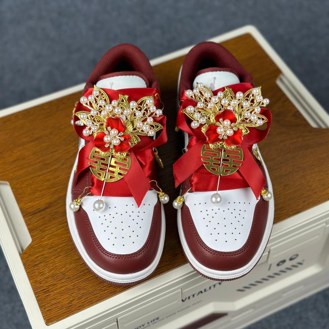 240 Air Jordan 1 Low AJ1 囍庆中国风 中国风主题红白 国潮金玉良缘婚鞋 553558-615-Chinese UA Cheap High Quatity Brand Clothes Bags handbags Sneakers wholesale wholesaler seller from China Factory suppliers Fashion Clothing Shoes best Quality Beautiful Price 240 Air Jordan 1 Low AJ1 囍庆中国风 中国风主题红白 国潮金玉良缘婚鞋 553558-615