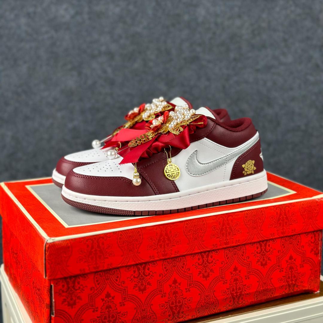 240 Air Jordan 1 Low AJ1 囍庆中国风 中国风主题红白 国潮金玉良缘婚鞋 553558-615-Chinese UA Cheap High Quatity Brand Clothes Bags handbags Sneakers wholesale wholesaler seller from China Factory suppliers Fashion Clothing Shoes best Quality Beautiful Price 240 Air Jordan 1 Low AJ1 囍庆中国风 中国风主题红白 国潮金玉良缘婚鞋 553558-615
