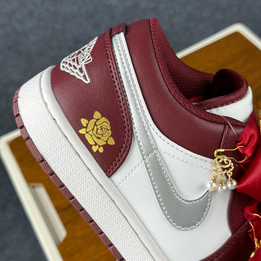 240 Air Jordan 1 Low AJ1 囍庆中国风 中国风主题红白 国潮金玉良缘婚鞋 553558-615-Chinese UA Cheap High Quatity Brand Clothes Bags handbags Sneakers wholesale wholesaler seller from China Factory suppliers Fashion Clothing Shoes best Quality Beautiful Price 240 Air Jordan 1 Low AJ1 囍庆中国风 中国风主题红白 国潮金玉良缘婚鞋 553558-615
