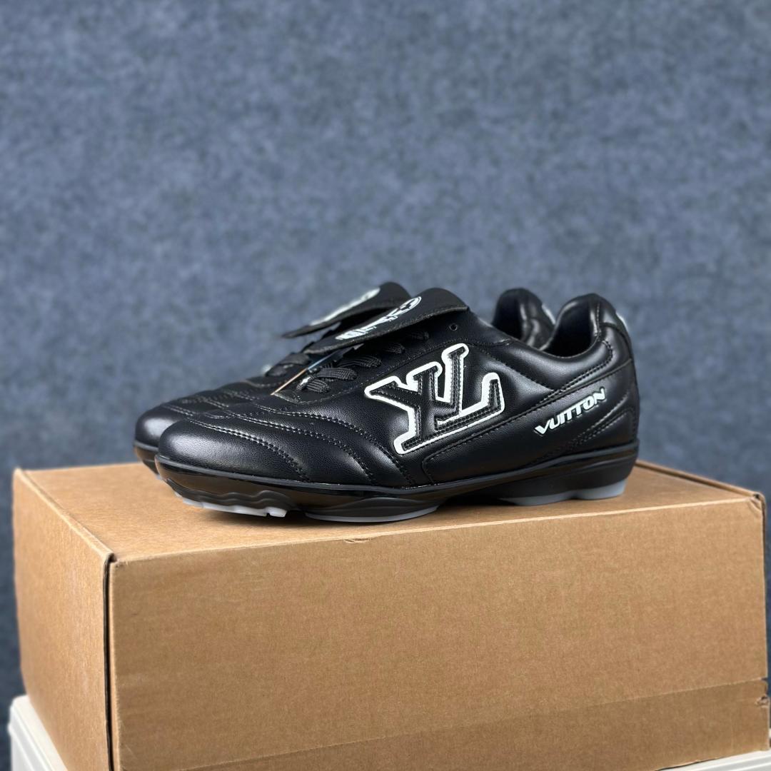 CB性价比版本 跑量版 2025 LV Footprint 情侣同款足球鞋-Top High Quatity Cheap Sneakers Fashion Clothing Clothes Bags handbags Shoes of all Brand wholesale With The best Quality And Beautiful Price from China Factory Chinese suppliers wholesaler seller CB性价比版本 跑量版 2025 LV Footprint 情侣同款足球鞋