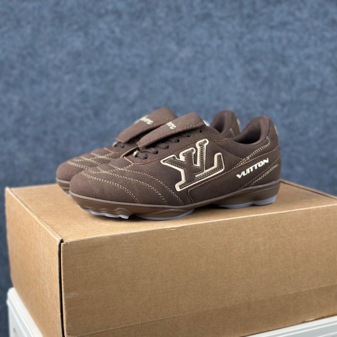 CB性价比版本 跑量版 2025 LV Footprint 情侣同款足球鞋-Top High Quatity Cheap Sneakers Fashion Clothing Clothes Bags handbags Shoes of all Brand wholesale With The best Quality And Beautiful Price from China Factory Chinese suppliers wholesaler seller CB性价比版本 跑量版 2025 LV Footprint 情侣同款足球鞋