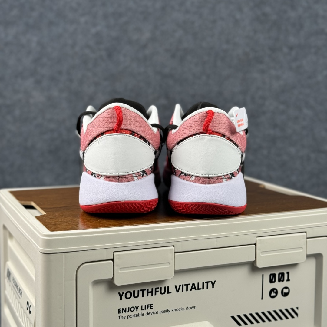 粉黑战甲 Nike PG 2 实战篮球鞋 甜酷撞色 球场吸睛利器 AR0465-009 粉黑战甲 Nike PG 2 实战篮球鞋 甜酷撞色 球场吸睛利器 AR0465-009