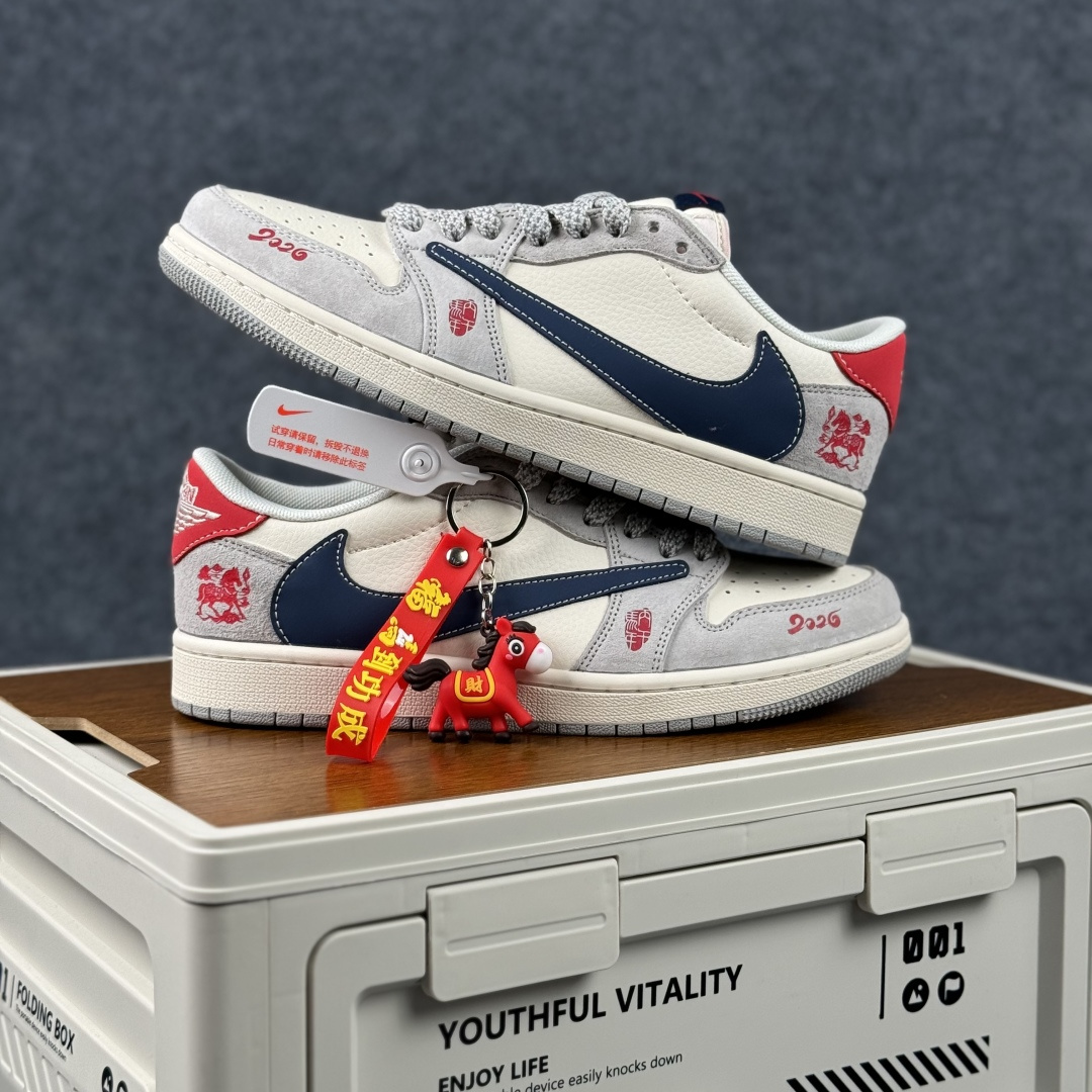 Air Jordan 1 Low AJ1 乔1 2026 马年限定 高端定制 低帮倒钩复古篮球鞋 ZH2598-903 Air Jordan 1 Low AJ1 乔1 2026 马年限定 高端定制 低帮倒钩复古篮球鞋 ZH2598-903