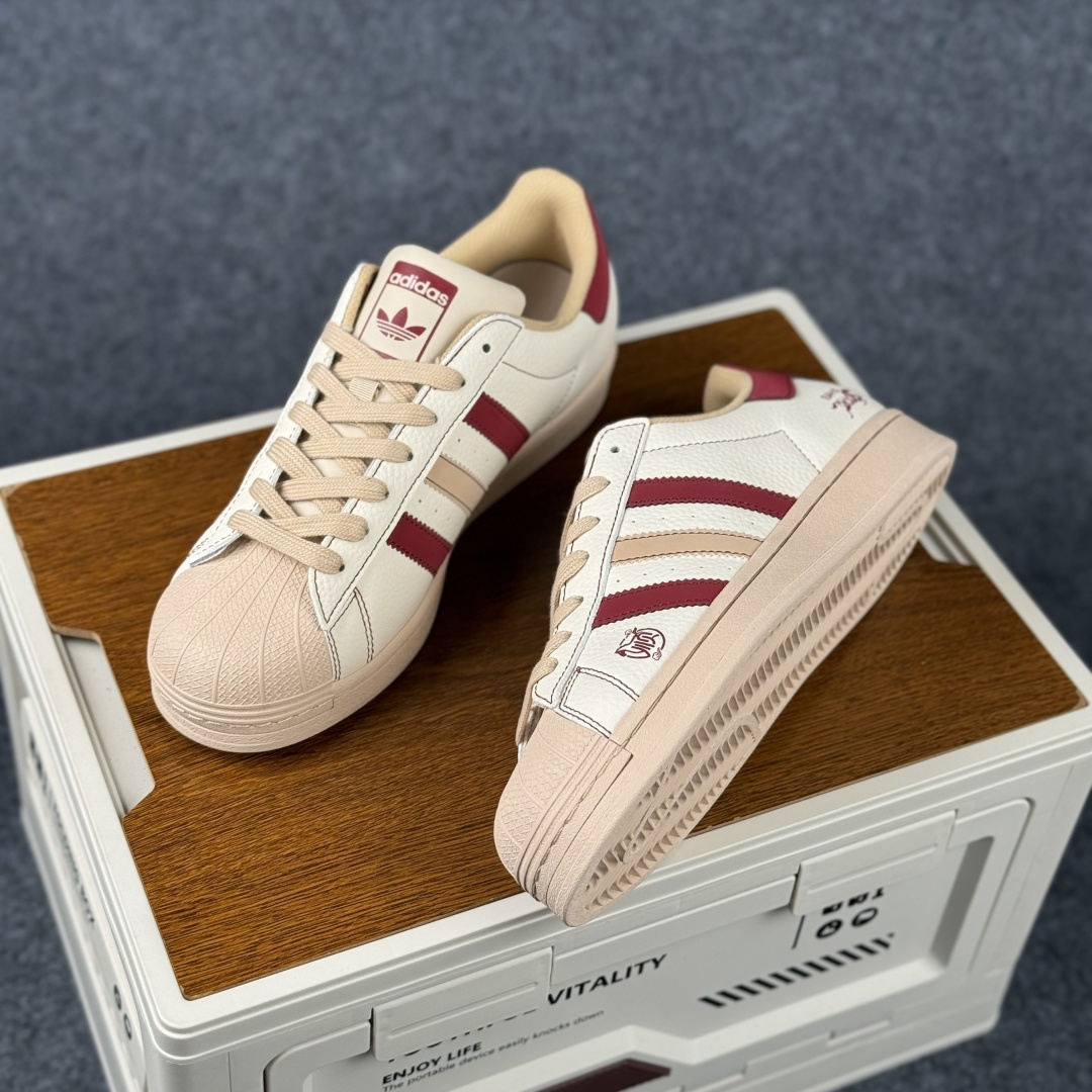 Adidas Originals“马年联名限定-”保留标志性黑贝壳头 米白基底搭配红黑撞色条纹 LX0917