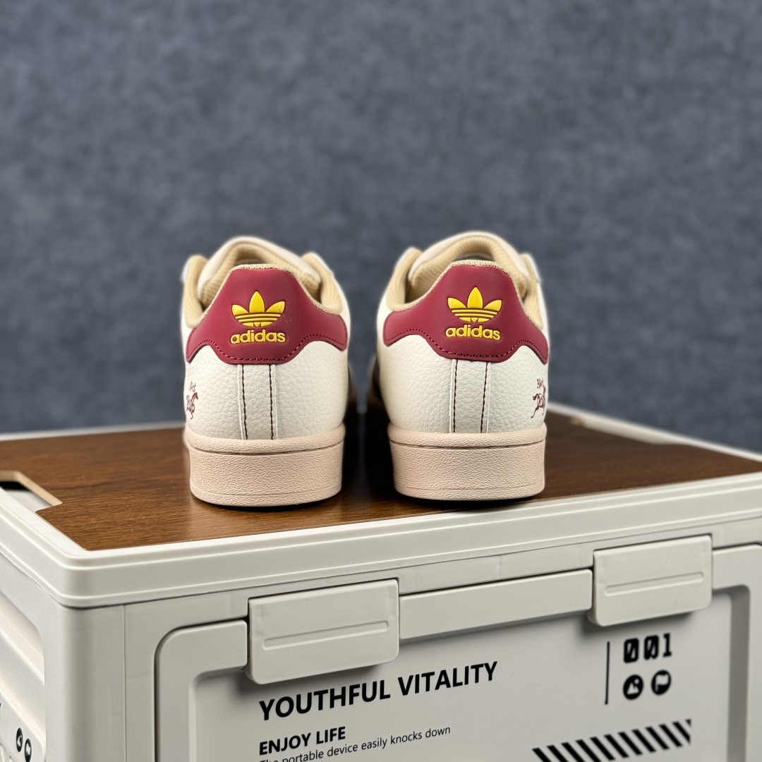 Adidas Originals“马年联名限定-”保留标志性黑贝壳头 米白基底搭配红黑撞色条纹 LX0917