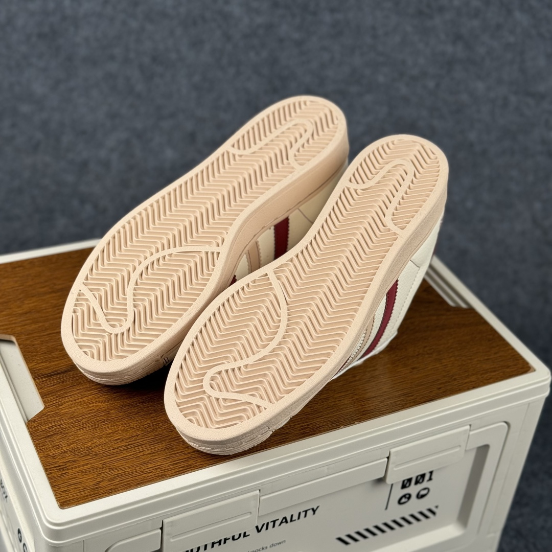Adidas Originals“马年联名限定-”保留标志性黑贝壳头 米白基底搭配红黑撞色条纹 LX0917