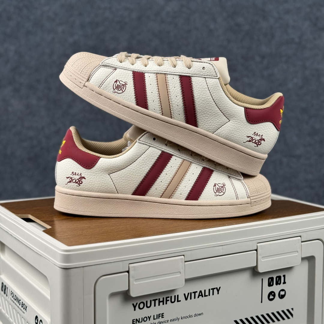 Adidas Originals“马年联名限定-”保留标志性黑贝壳头 米白基底搭配红黑撞色条纹 LX0917