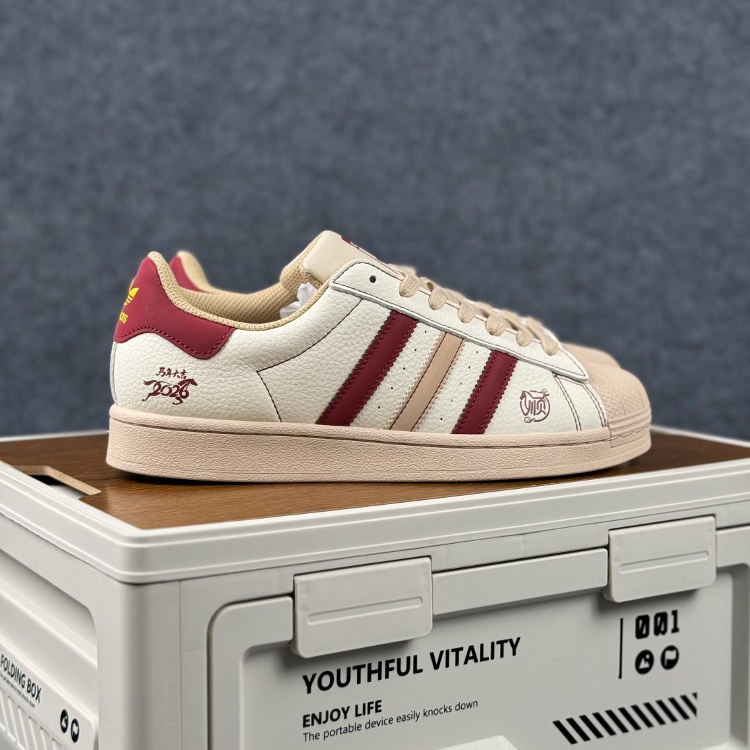 Adidas Originals“马年联名限定-”保留标志性黑贝壳头 米白基底搭配红黑撞色条纹 LX0917