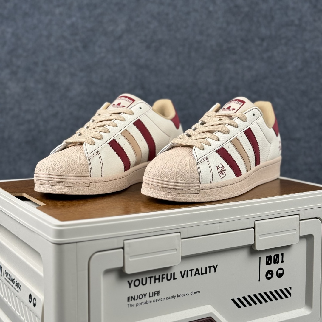 Adidas Originals“马年联名限定-”保留标志性黑贝壳头 米白基底搭配红黑撞色条纹 LX0917