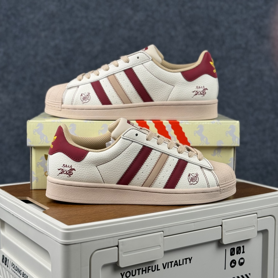 Adidas Originals“马年联名限定-”保留标志性黑贝壳头 米白基底搭配红黑撞色条纹 LX0917