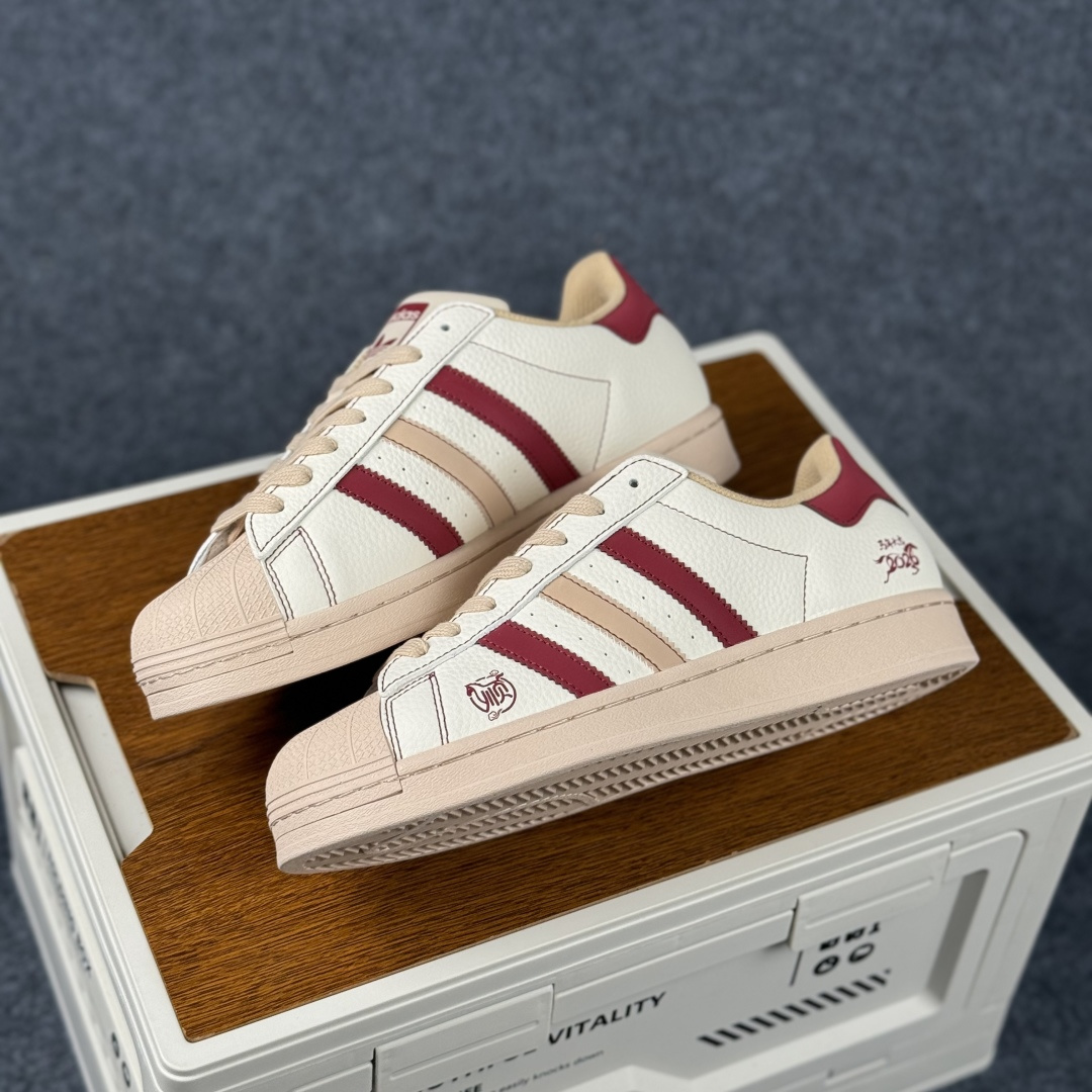 Adidas Originals“马年联名限定-”保留标志性黑贝壳头 米白基底搭配红黑撞色条纹 LX0917