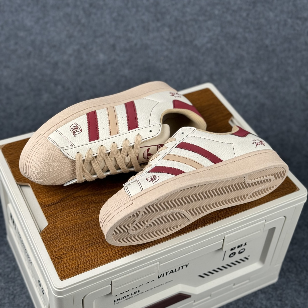 Adidas Originals“马年联名限定-”保留标志性黑贝壳头 米白基底搭配红黑撞色条纹 LX0917