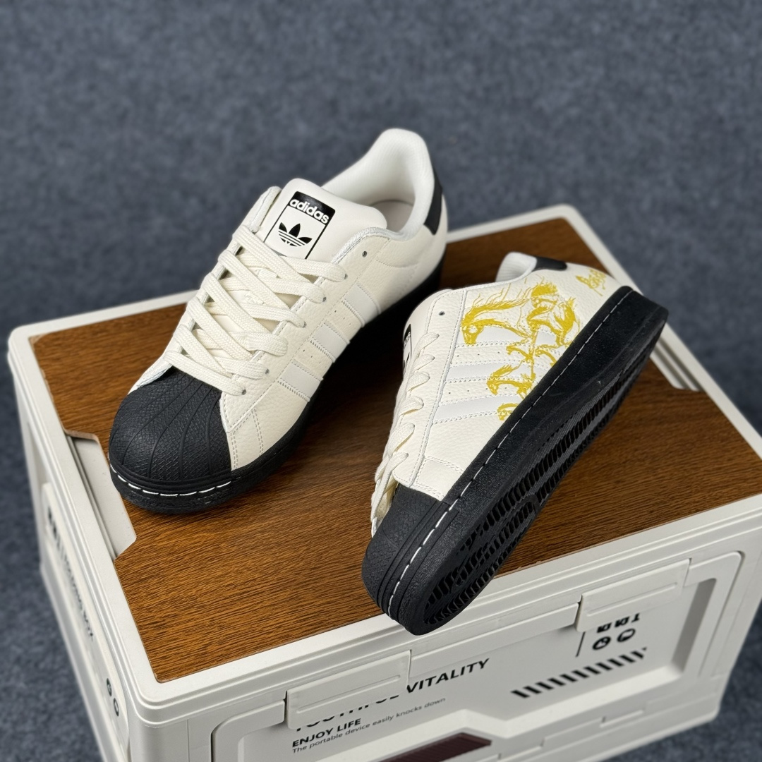 Adidas Originals“马年联名限定-”保留标志性黑贝壳头 米白基底搭配红黑撞色条纹 LX0913-Top High Quatity Cheap Sneakers Fashion Clothing Clothes Bags handbags Shoes of all Brand wholesale With The best Quality And Beautiful Price from China Factory Chinese suppliers wholesaler seller Adidas Originals“马年联名限定-”保留标志性黑贝壳头 米白基底搭配红黑撞色条纹 LX0913