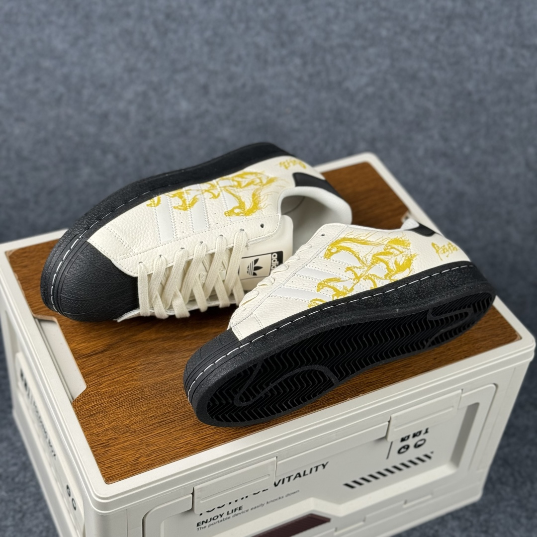 Adidas Originals“马年联名限定-”保留标志性黑贝壳头 米白基底搭配红黑撞色条纹 LX0913-Top High Quatity Cheap Sneakers Fashion Clothing Clothes Bags handbags Shoes of all Brand wholesale With The best Quality And Beautiful Price from China Factory Chinese suppliers wholesaler seller Adidas Originals“马年联名限定-”保留标志性黑贝壳头 米白基底搭配红黑撞色条纹 LX0913
